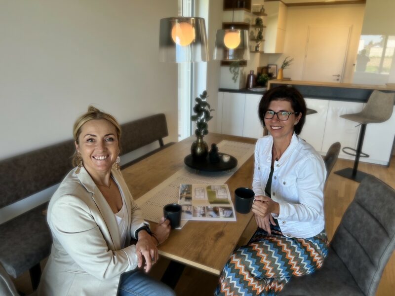 Fr. Melanie Lakner Assistentin der Geschäftsführung mit Fr. Petra Krause im Gespräch.